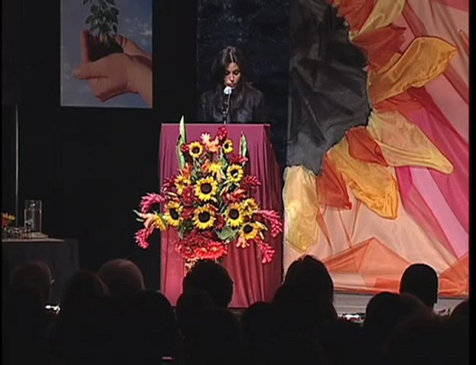 Courteney Cox Presents BraveHeart Award to Mary Fanaro!