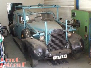 Une voiture travelling au salon Rétromobile