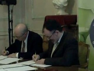 Signature de la Charte Ya d'Ar Brezhoneg par Hennebont