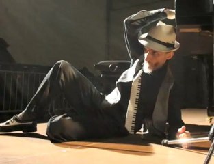 Boogie-woogie : il joue dos à son piano !