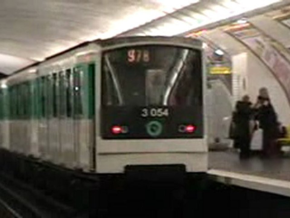 MF67 : Départ de la station Charonne sur la ligne 9 du métro parisien