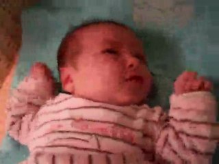 anna eternue et fais sembant de pleurer