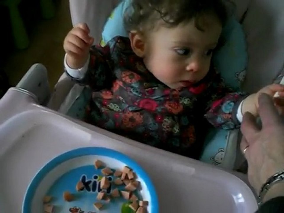 Zoé mange toute seule