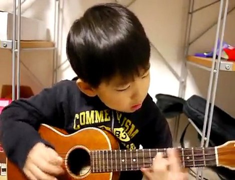 Un enfant interprète I'm Yours de Jason Mraz avec Ukulélé