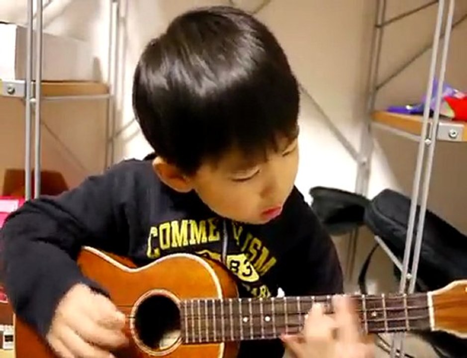 Un enfant interprète I'm Yours de Jason Mraz avec Ukulélé