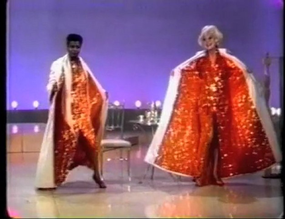 Loni Anderson Presents BraveHeart Award to Carol Channing!