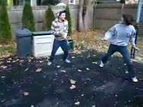 Régis s’amuse à la bagarre