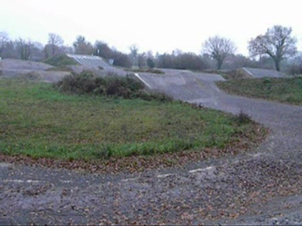 evo800 sur une piste de bmx