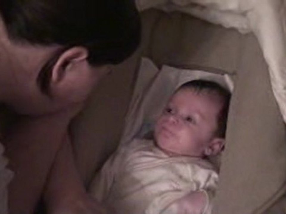 Eliot en grande discussion avec sa maman