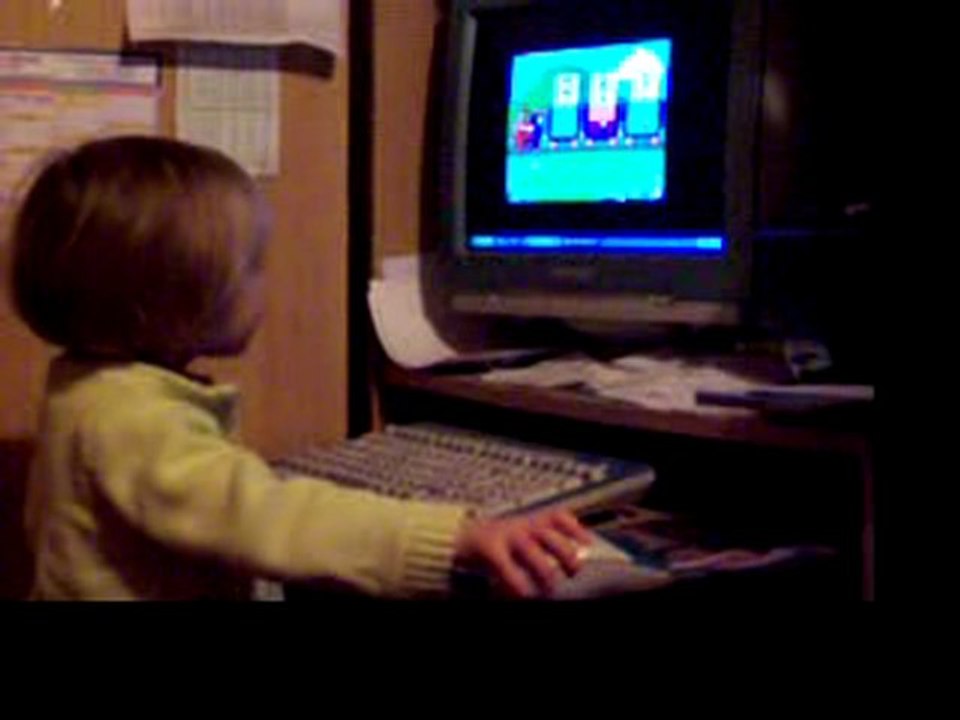 léa joue avec l'ordinateur