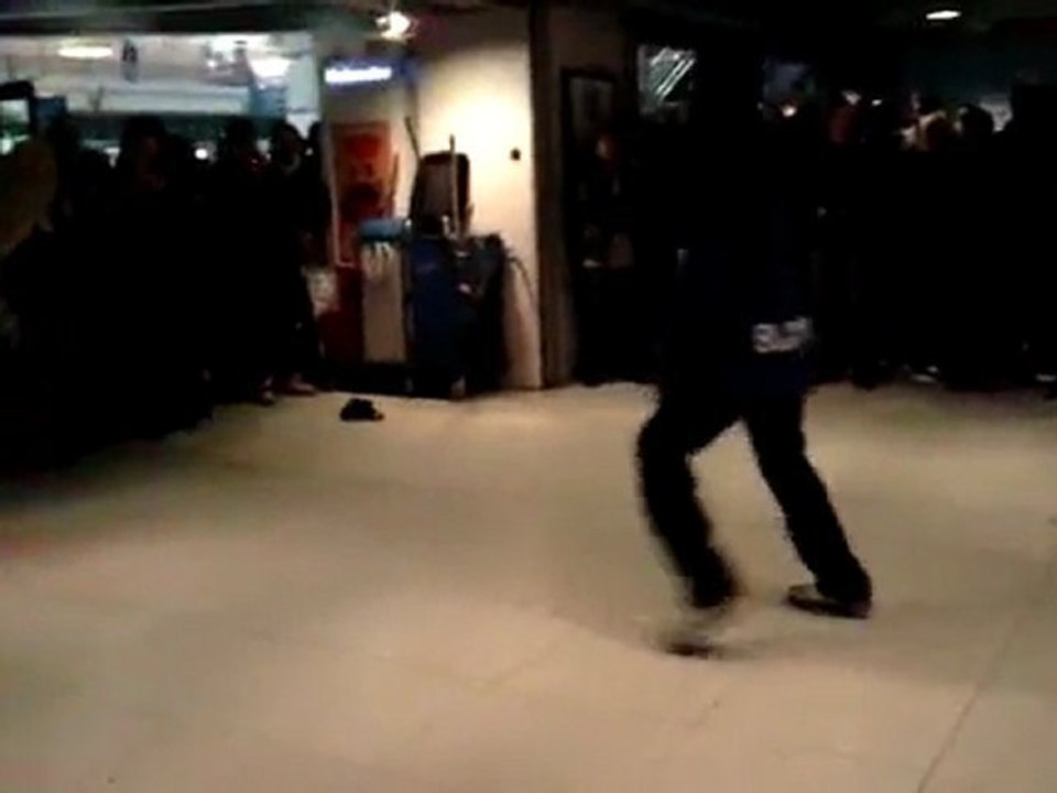 Breakdance Gare du Nord 07-12-2009