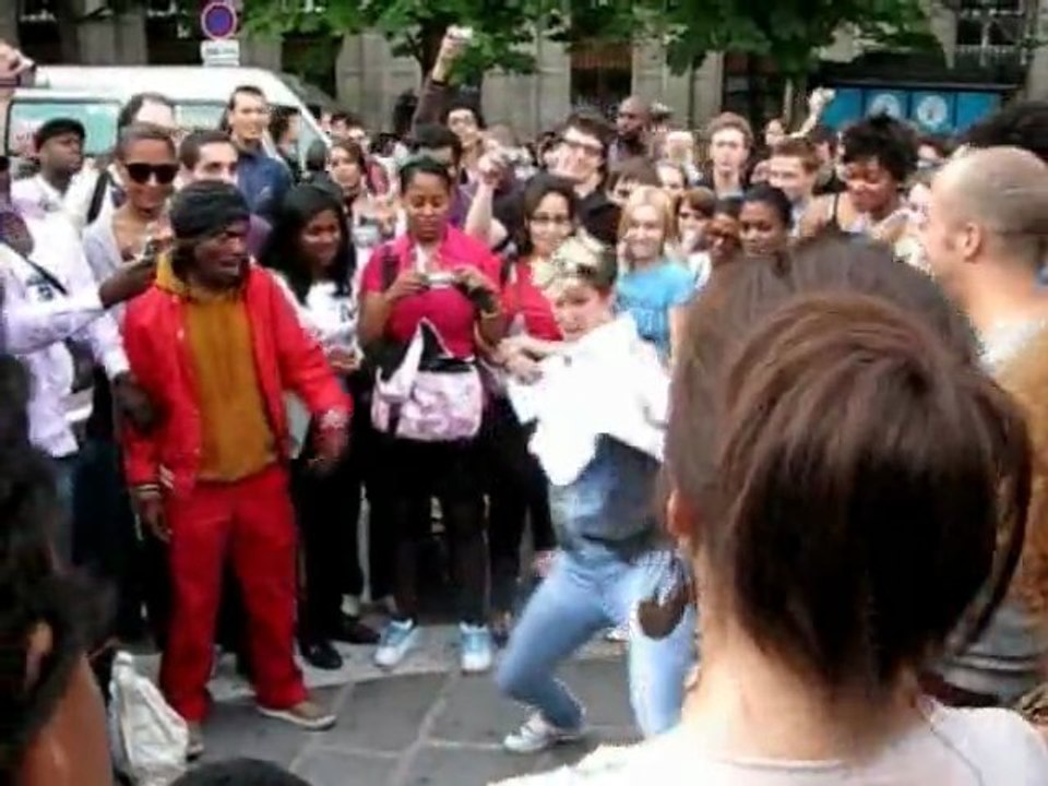 AIDES: "Nous sommes le monde" (we are the world cover)