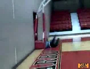 La Fille De Régis Smash Au Basket