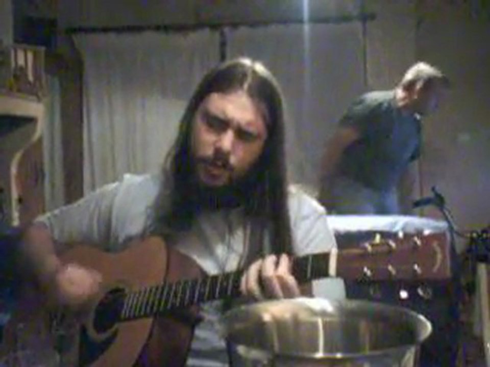 Olivier à table met de l'ambiance avec sa guitare folk