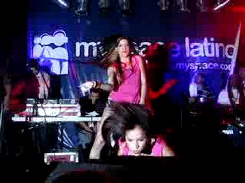 Ella se entrega bailando reggaeton Tego Calderon Live