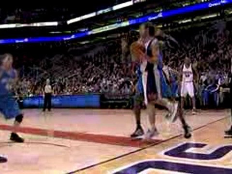NBA Steve Nash stays inbounds and dishes to Amar'e Stoudemir