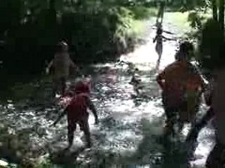 Les enfants s'amusent dans la rivière !