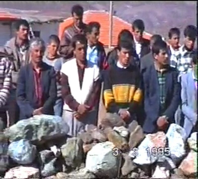 ÇEKEREK ALIÇLI KÖYÜ GÖRÜNTÜLERİ MEZARLIKDA  DUA ESNASINDA