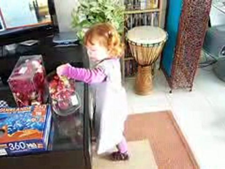 Lisa décore le sapin avec papa