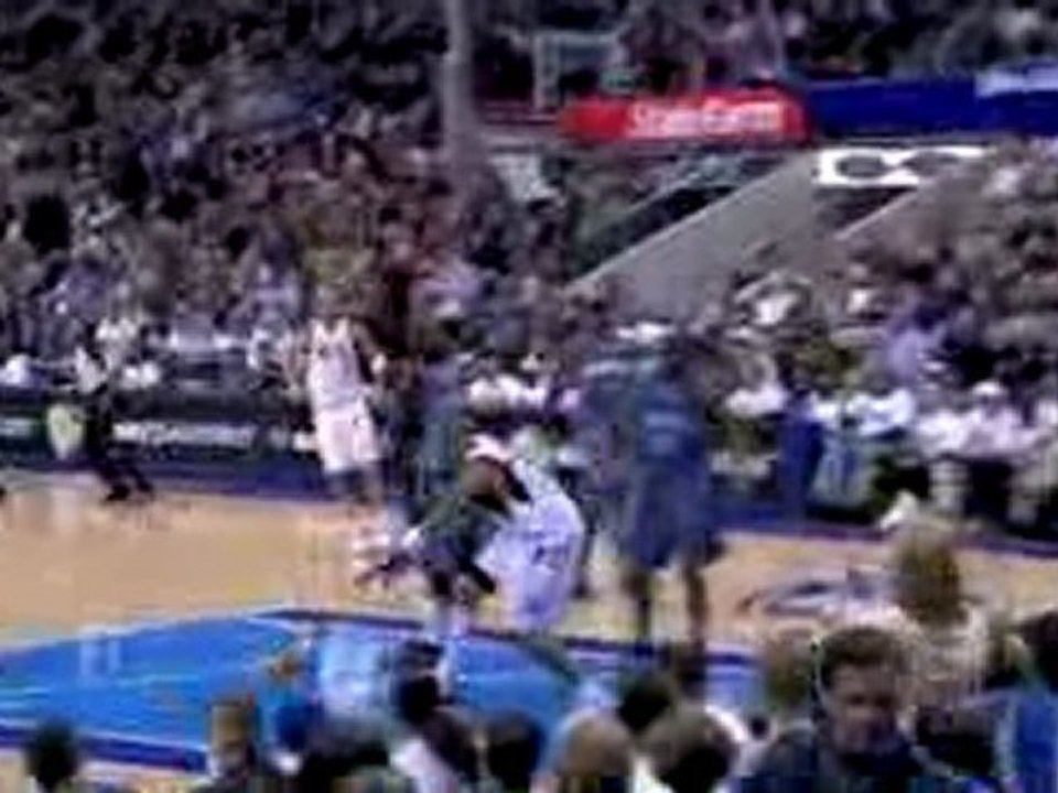 NBA Jason Kidd finds Shawn Marion with a nice pass and he fi