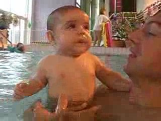 La tête dans l'eau avec papa