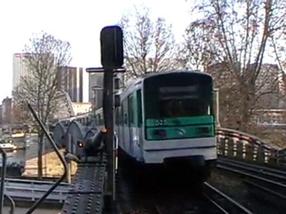 MF67 : Croisement à la station Gare d'Austerlitz sur la ligne 5 du métro parisien