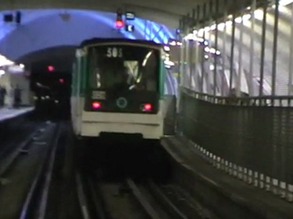 MF67 : Arrivée à la station Gambetta sur la ligne 3 du métro parisien