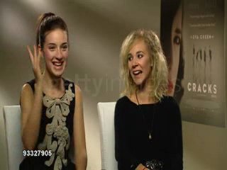 Maria Valverde y Juno Temple 1