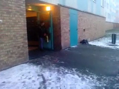 nelly ma cousine qui s'amuse a la neige sur ma tati lol