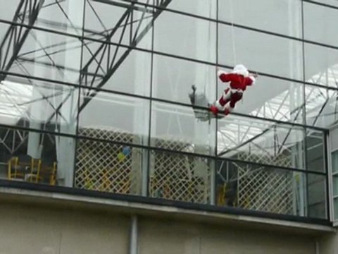 le papa Noël joue les spiderman