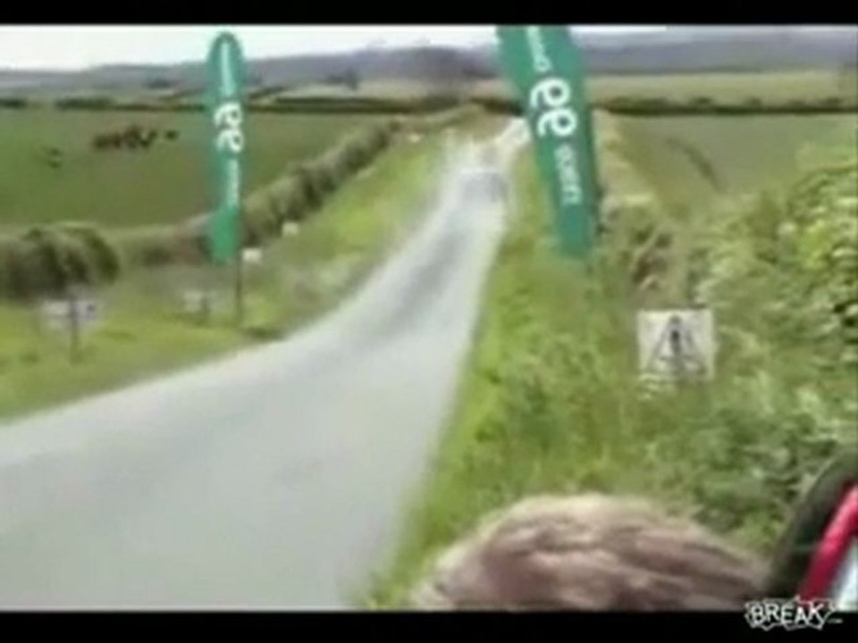 Jump énorme en Subaru Imprezia à plus de 200Kmh