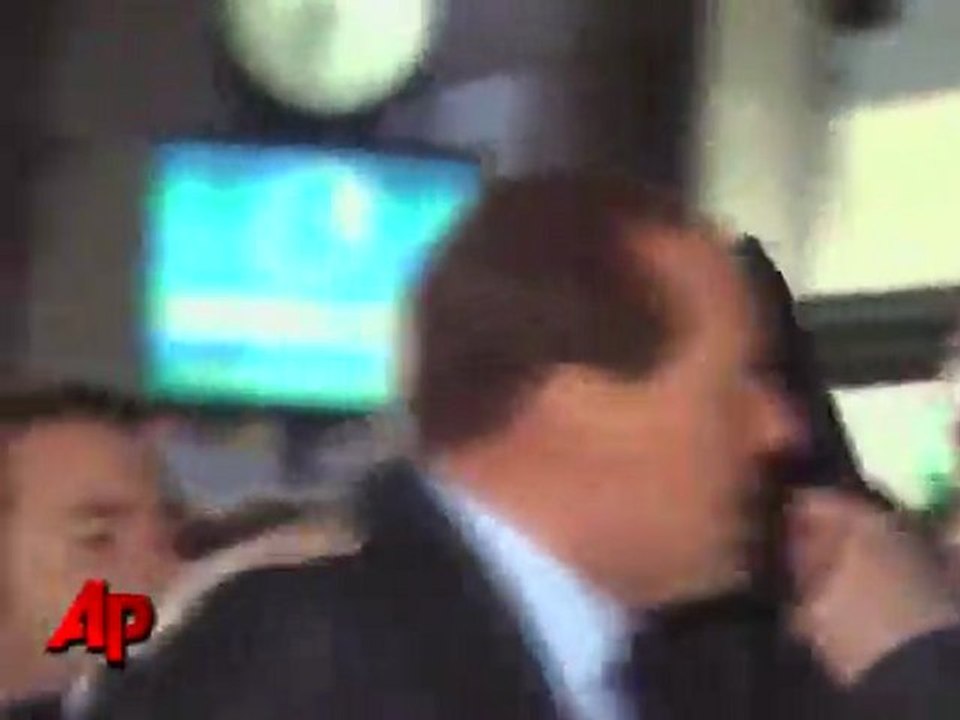 BERLUSCONI SE PREND UN BOURRE-PIF