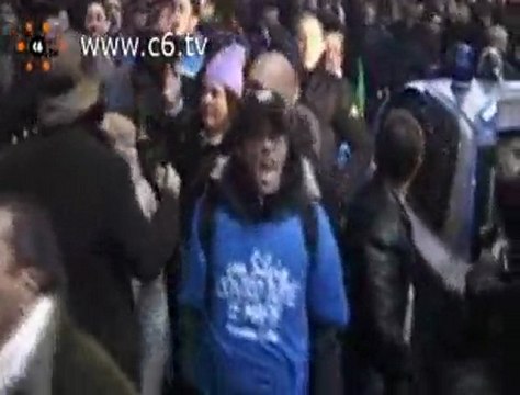 Berlusconi colpito al volto. Comizio del PDL