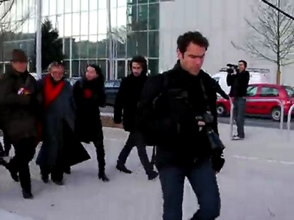 Cécile Duflot et Eva Joly sur le pont de l'Ile Seguin
