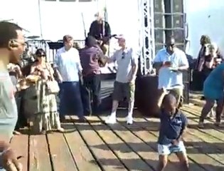 Un petit enfant danse sur du michael jackson