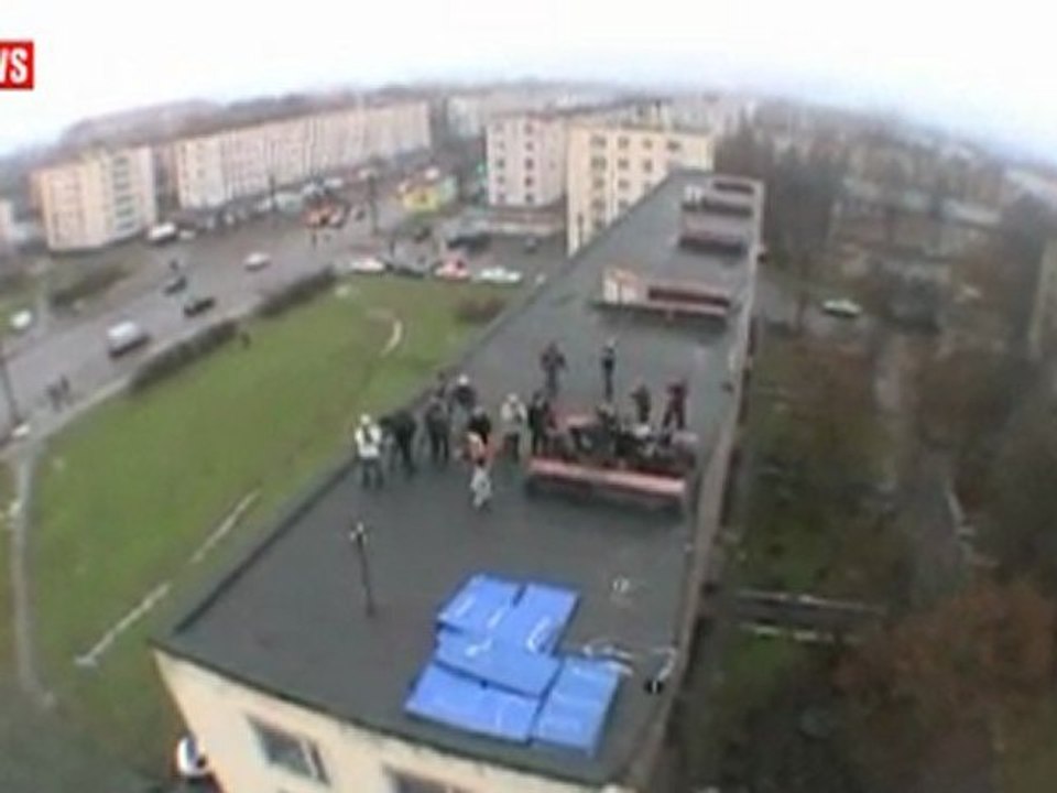 cascade : mega saut d'un toit vers un autre