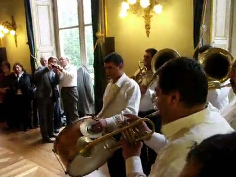 Parade des fanfares de MOLDAVIE à PARIS.