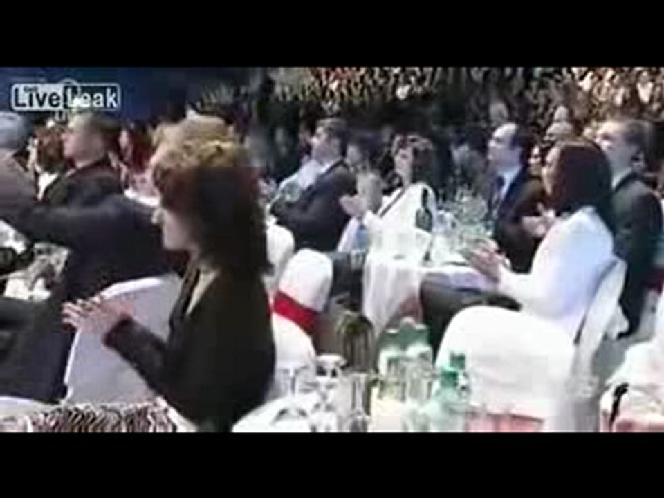 Chute d'un présentateur tchèque lors d'un concours de Miss