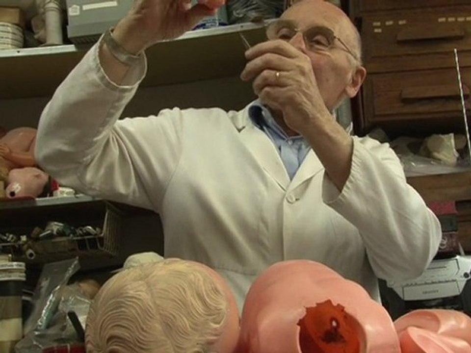 Henri Launay Réparateur de poupées