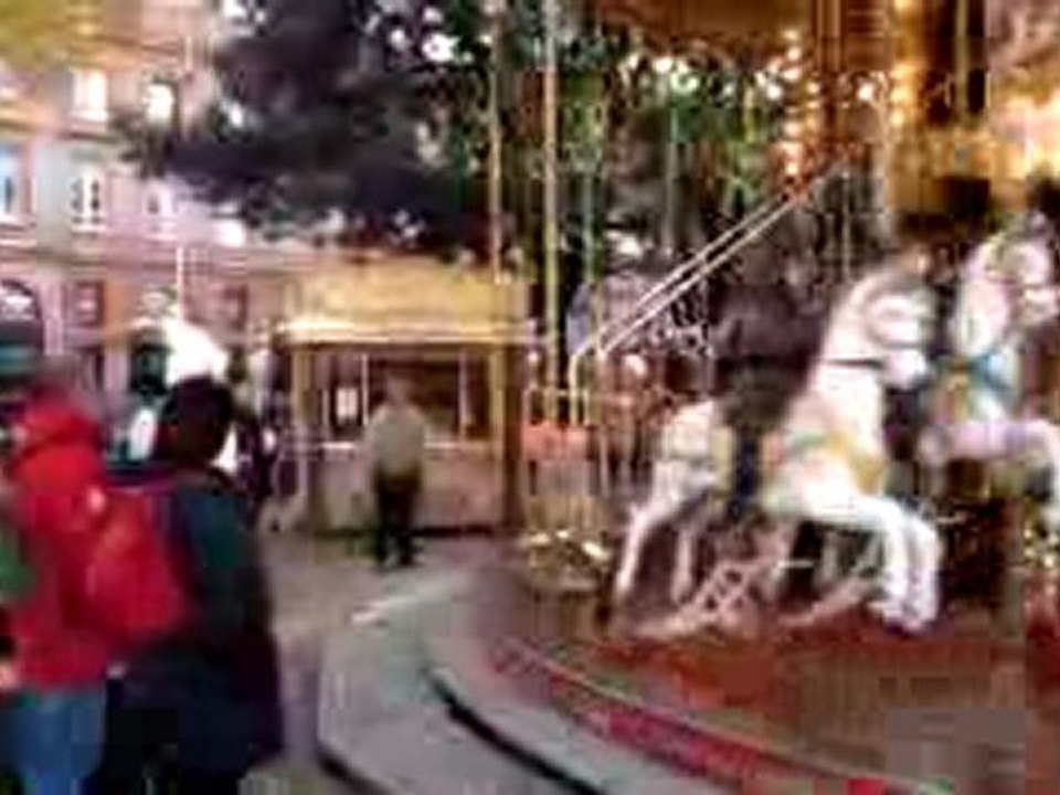 Des lutins et un troll sur un manège