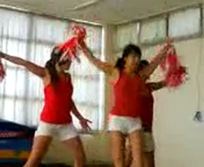 Imitation de pompom girls !