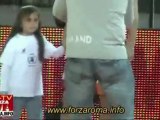 Totti scende sul parquet per beneficenza e fa canestro