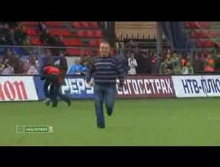 Un supporter de foot marque un pénalty