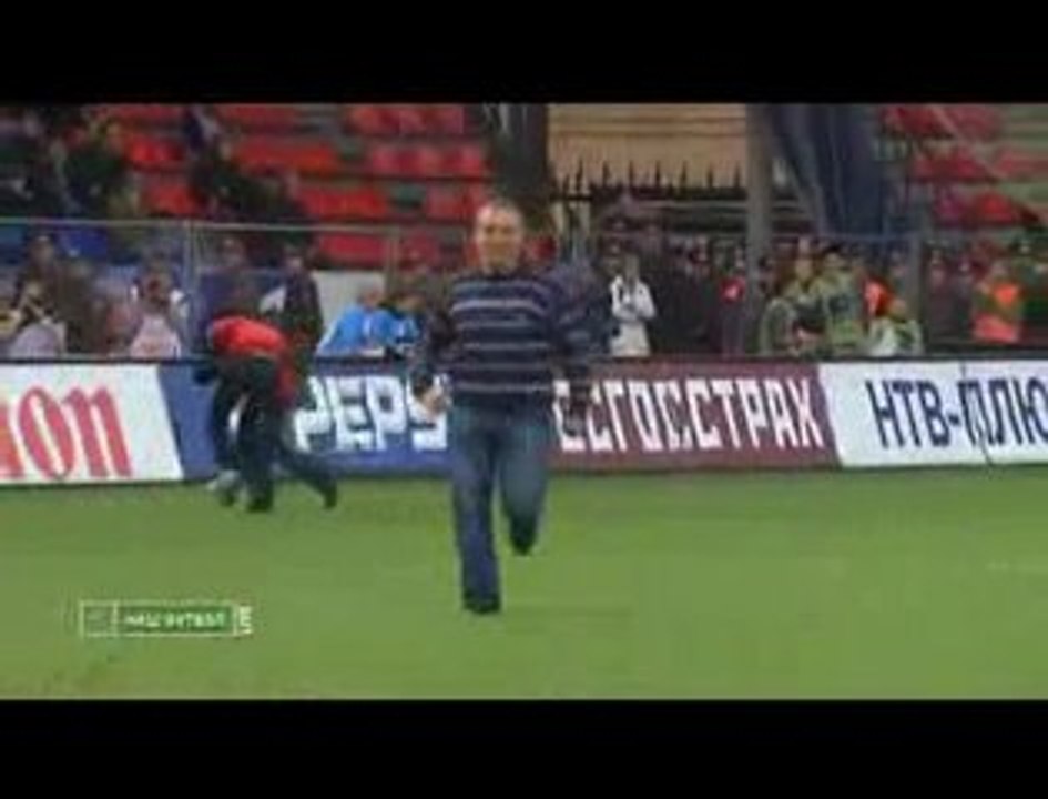 Un supporter de foot marque un pénalty