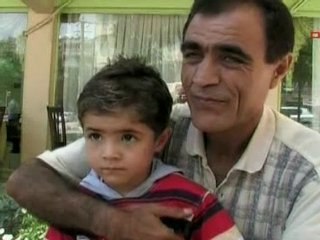 Un enfant échappe in extremis à une voiture