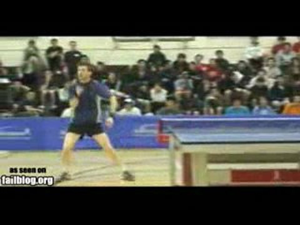 Un joueur de ping-pong un peu trop démonstratif