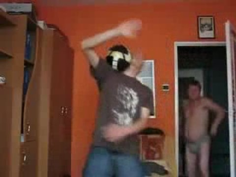 Un père interrompt le 'show' de son fils