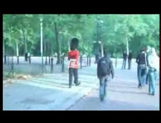Un garde de la reine perd son sang froid
