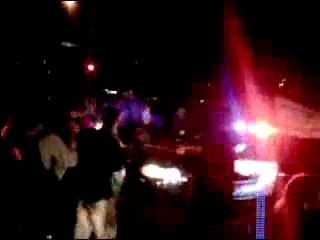 Oakland : des manifestants font face aux policiers