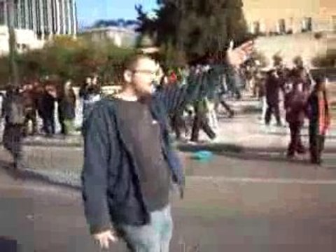 Violences en Grèce : les images des affrontements en prem